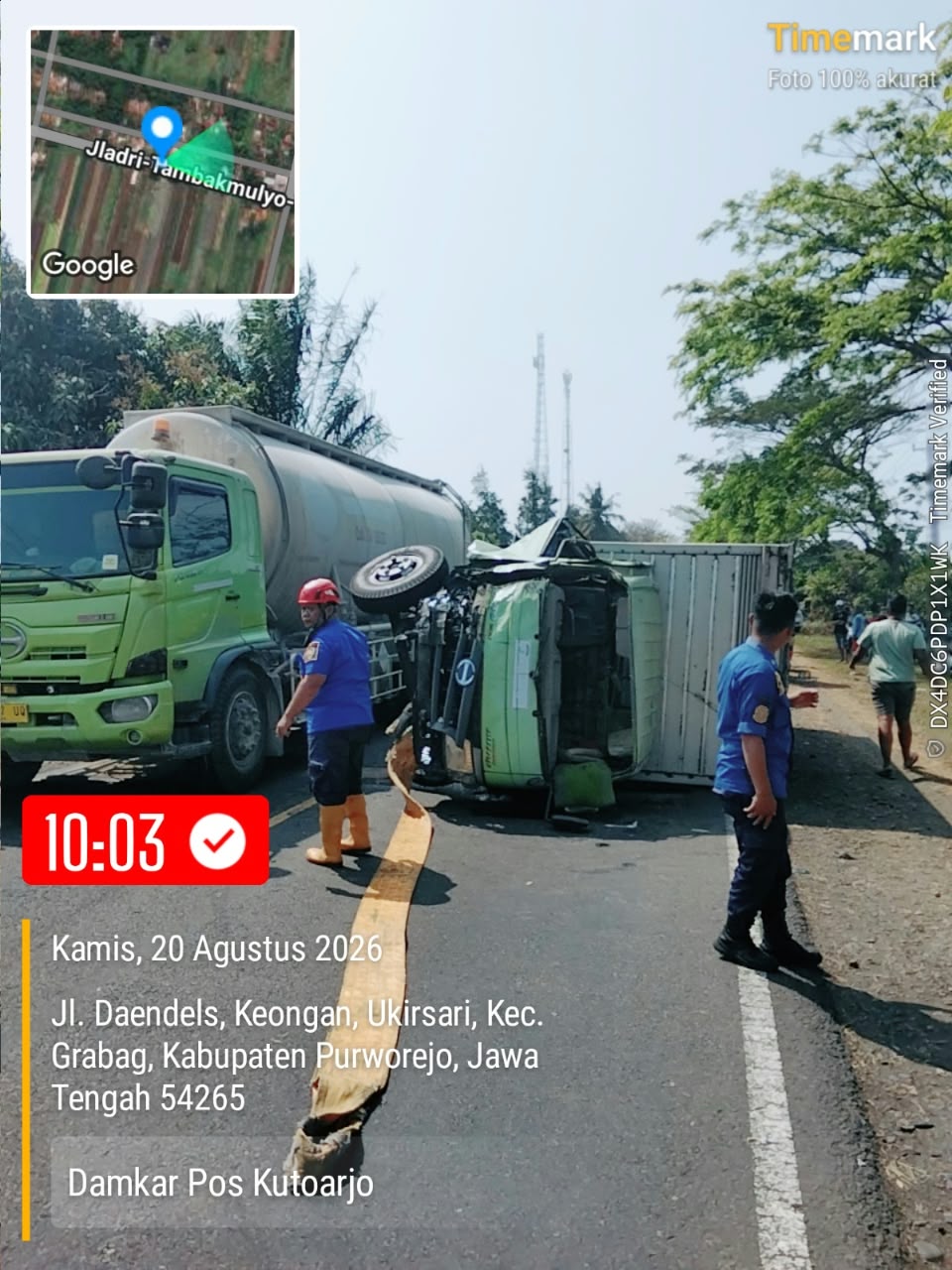 DAMKAR PURWOREJO GERAK CEPAT EVAKUASI MOBIL TERBALIK DI JALAN DAENDELS
