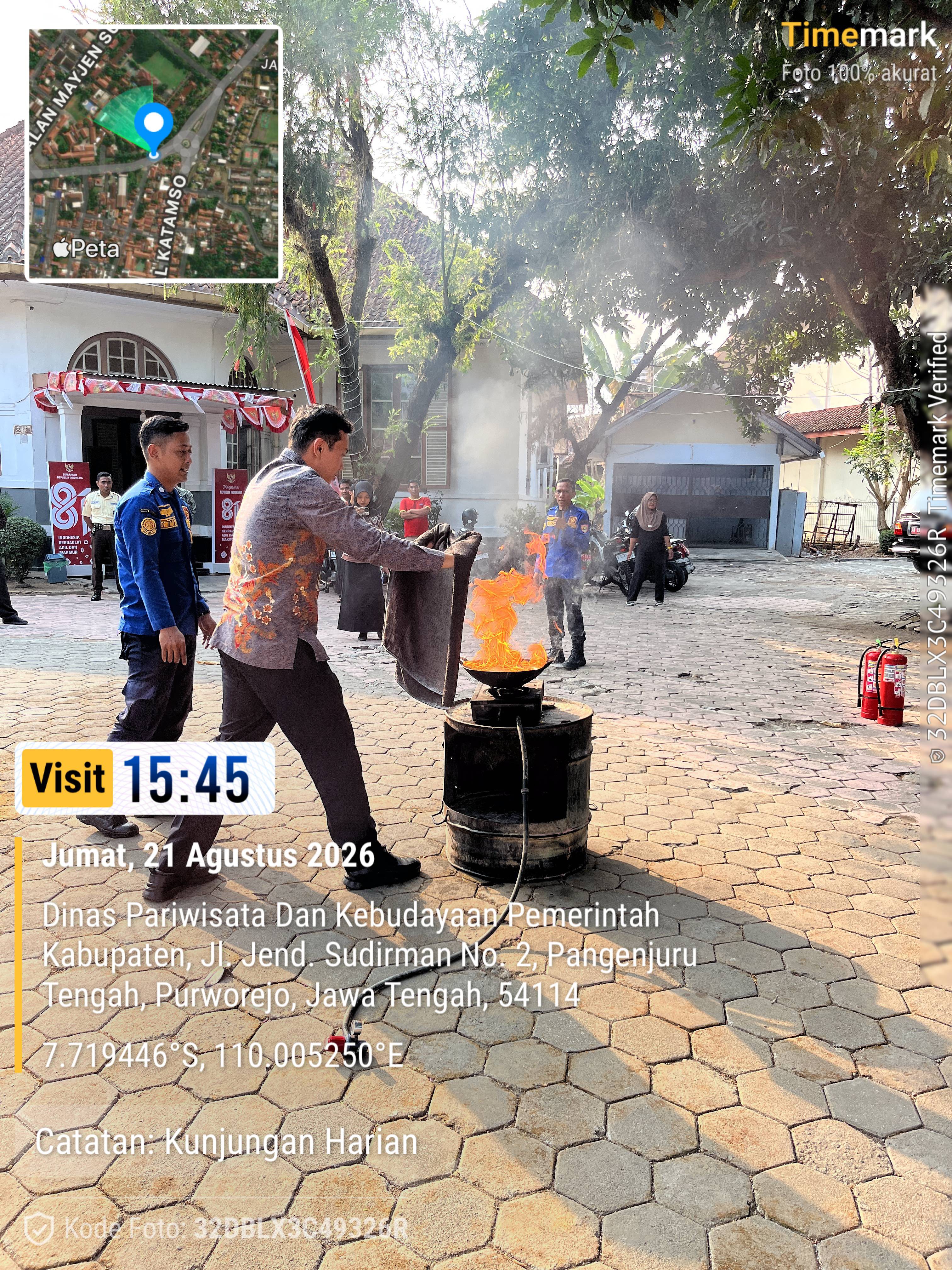 DAMKAR PURWOREJO BEKALI PEGAWAI IMIGRASI DENGAN KETERAMPILAN HADAPI KEBAKARAN