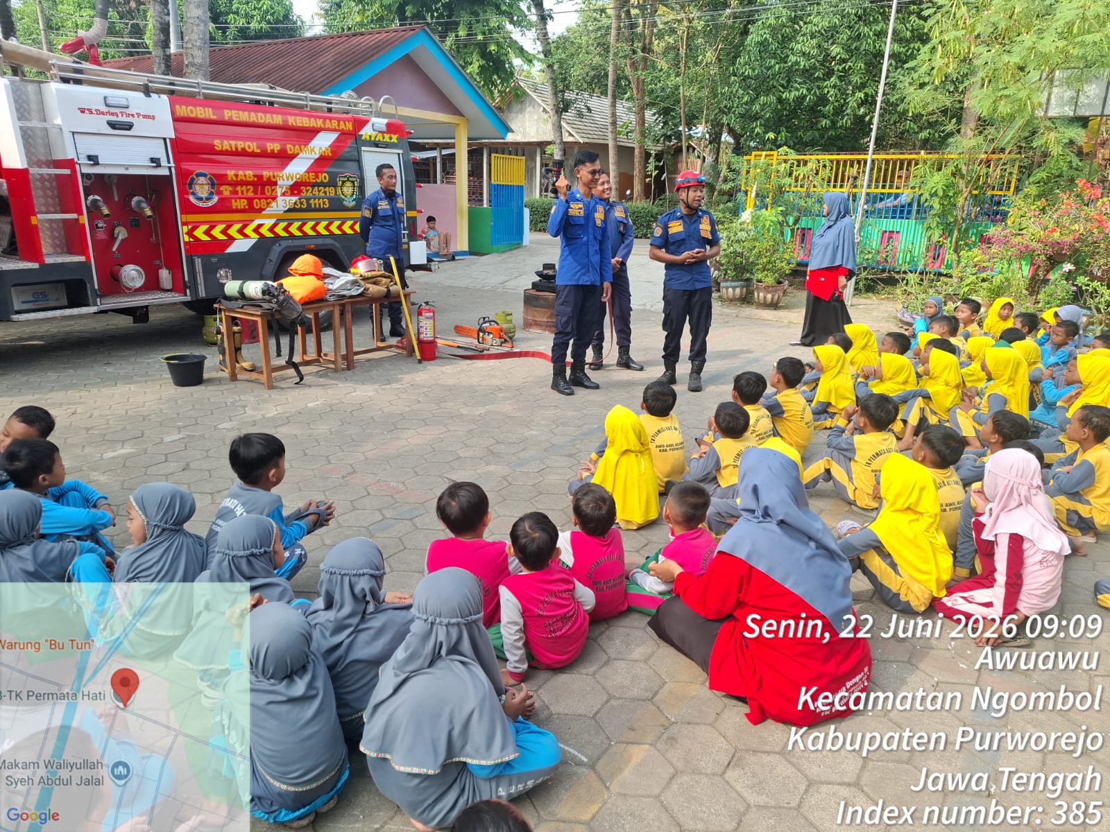 DAMKAR PURWOREJO TANAMKAN BUDAYA SIAGA BENCANA SEJAK DINI MELALUI SOSIALISASI PENANGGULANGAN KEBAKARAN DI TK PERMATA HATI NGOMBOL