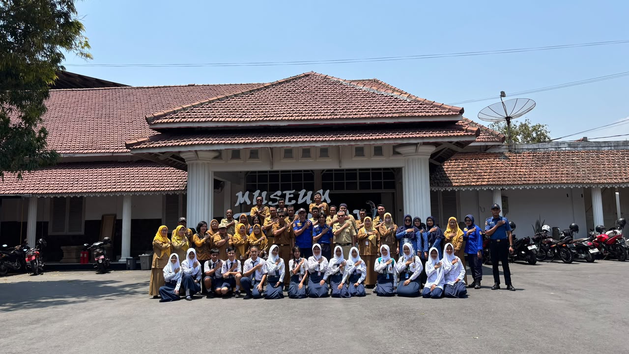 TINGKATKAN KESIAPSIAGAAN, DAMKAR PURWOREJO BERIKAN EDUKASI PENCEGAHAN & PENANGGULANGAN KEBAKARAN DI MUSEUM TOSAN AJI