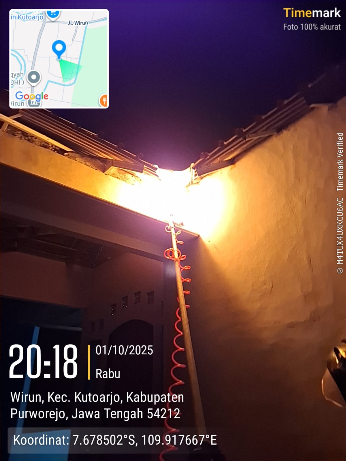 EVAKUASI SARANG TAWON DI KOMPLEK MASJID NURUL HUDA DESA WIRUN