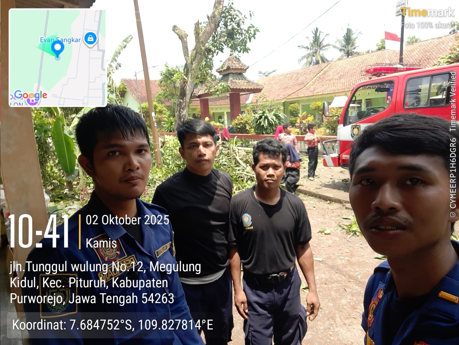 EVAKUASI POHON TUMBANG DI GERBANG SD NEGERI BLEKATUK