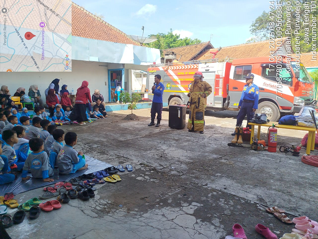 SIMULASI DAN EDUKASI PEMADAMAN KEBAKARAN DI KB FUN ISLAMIC SCHOOL PURWOREJO