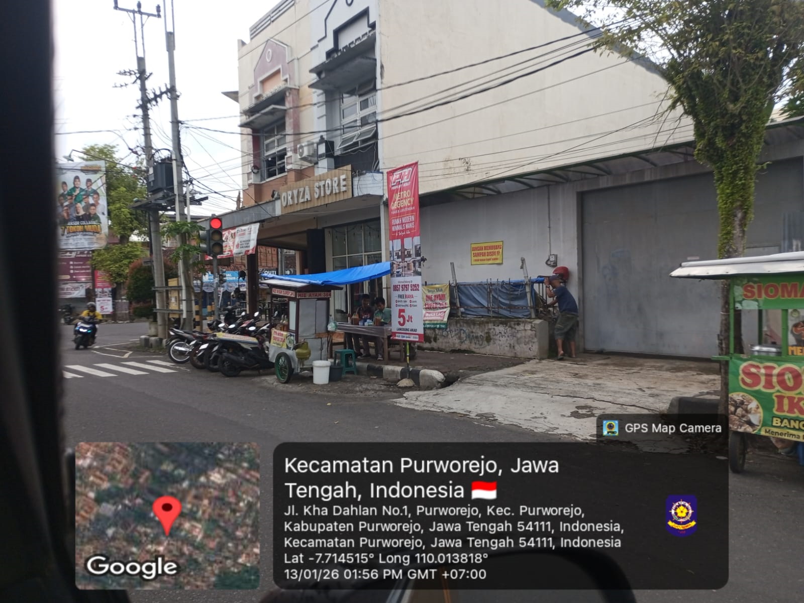 Tim Patroli satpol PP Melaksanakan Kegiatan penanganan Aduan PKL di Jl. KHA. Dahlan yang menggunakan Trotoar Sehingga Mengganggu Pengguna Jalan