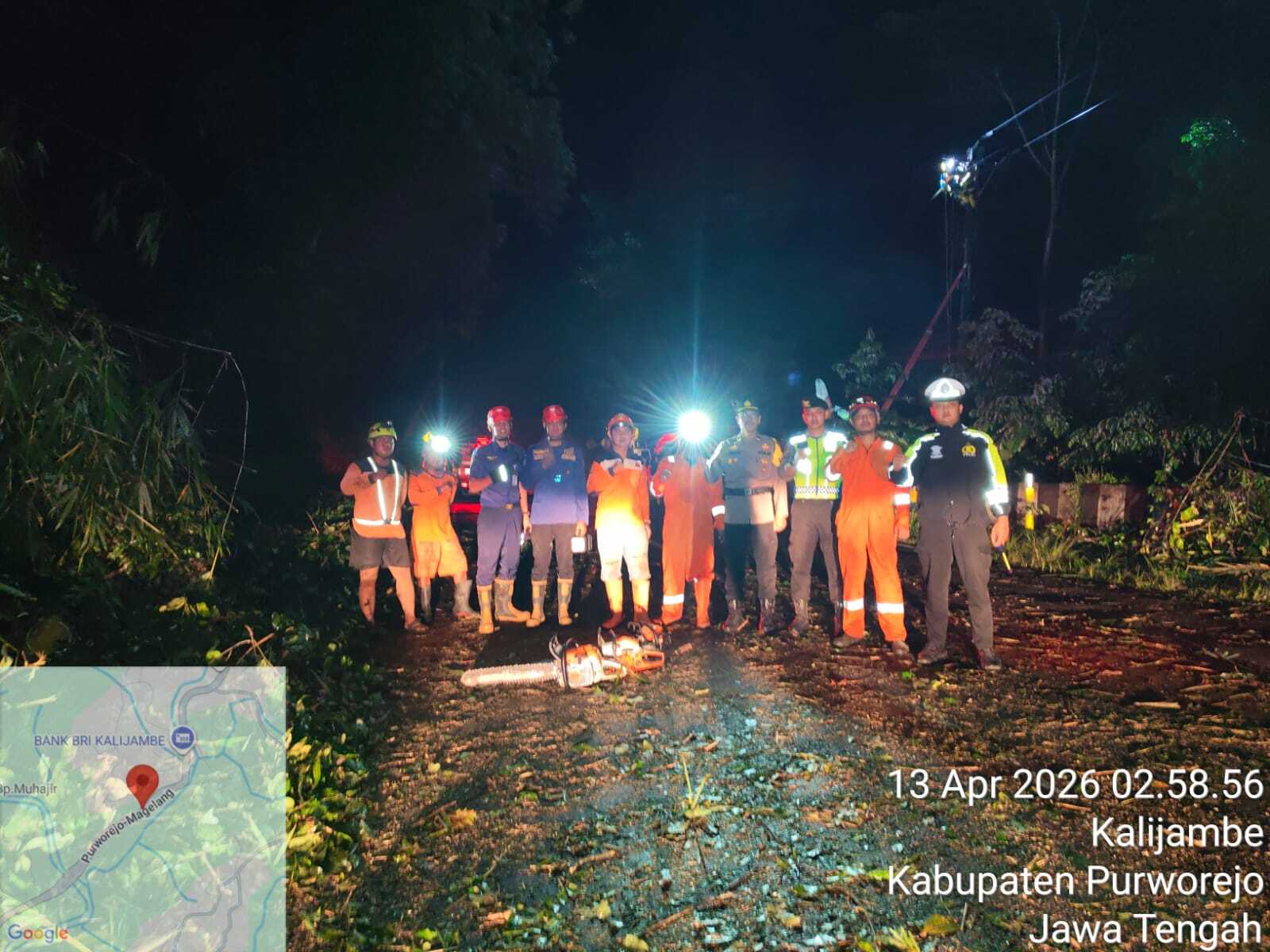 GERAK CEPAT PENANGAN POHON TUMBANG DI AKSES JALAN PURWOREJO–SALAMAN KEMBALI LANCAR