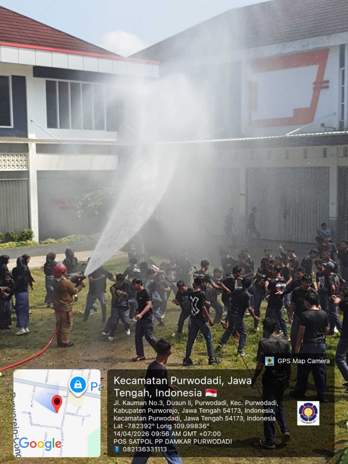 DAMKAR PURWOREJO DUKUNG KREATIVITAS PELAJAR, LAKUKAN PENYEMPROTAN UNTUK PRODUKSI VIDEO SISWA