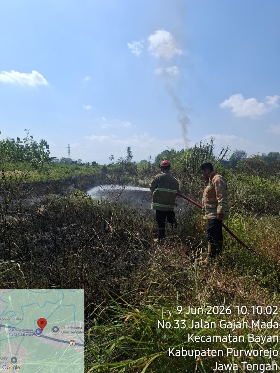 GERAK CEPAT DAMKAR PURWOREJO CEGAH KEBAKARAN LAHAN MELUAS, PERMUKIMAN WARGA BERHASIL DISELAMATKAN