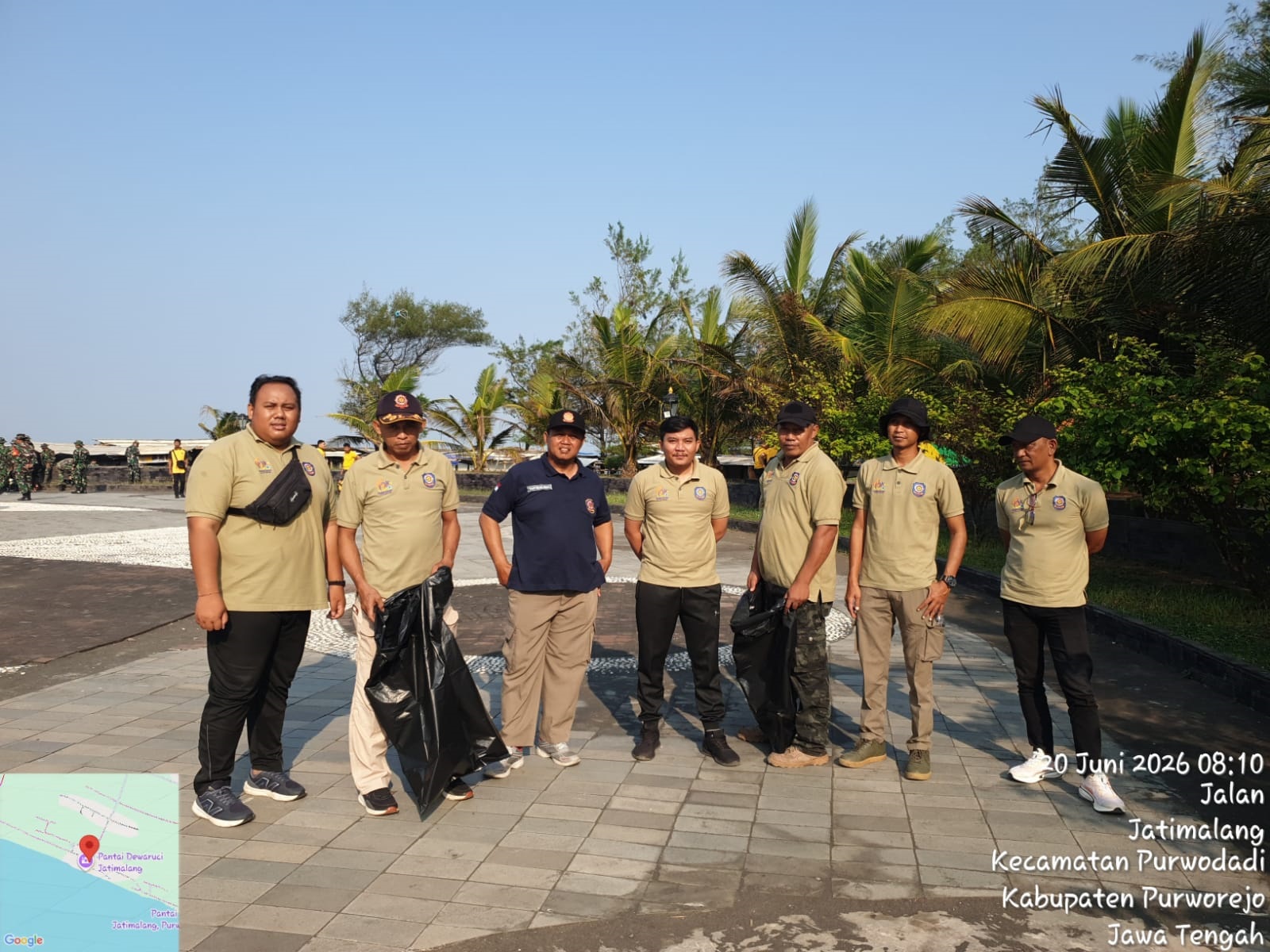 Satpol PP Damkar Melaksanakan Kegiatan Bersih-Bersih Pantai Dewa Ruci Jatimalang Dalam Rangka Hari Bayangkarake 80. \"Sayangi Lautmu Kurangi Sampahmu Bersama Kita Bisa\"