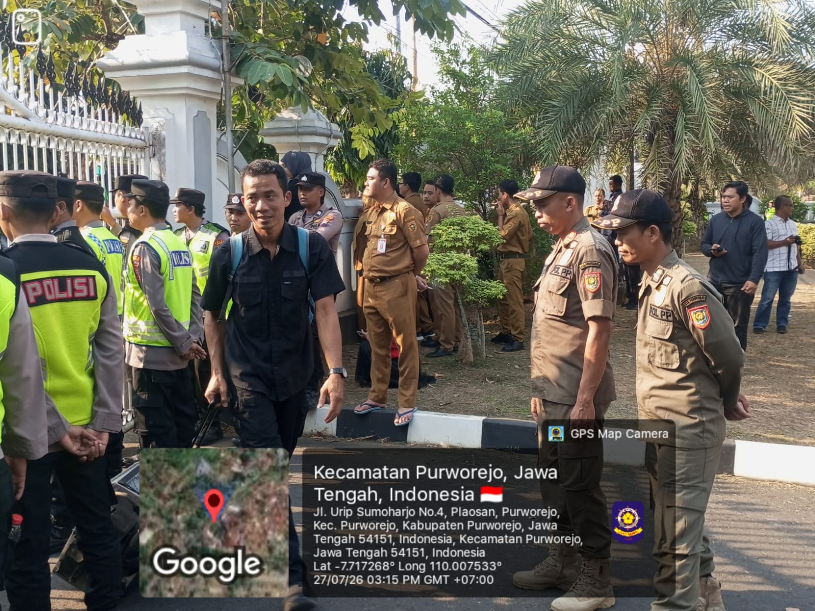 Satpol PP Damkar Melaksanakan Kegiatan Pengamanan Gedung DPRD Kabupaten Purworejo.