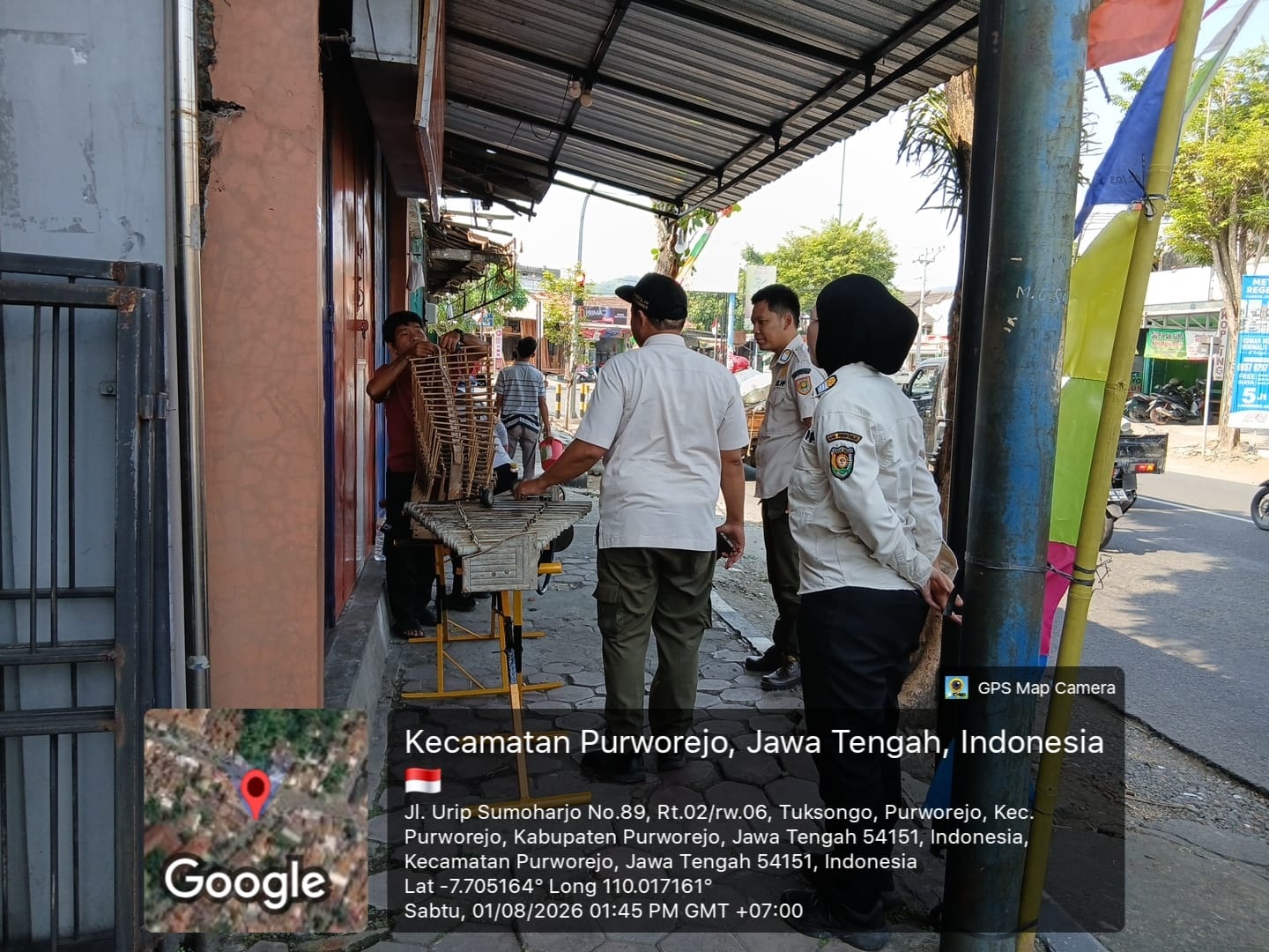 Tim Patroli Satpol PP Melakukan Pembinaan Terhadap Pengamen Angkulng di Perempataaan lampu merah jalan Urip Sumoharjo