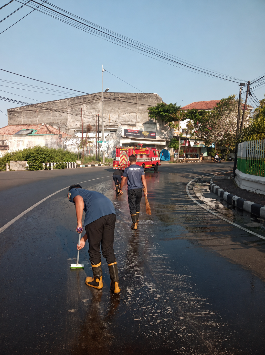 DAMKAR PURWOREJO BERGERAK CEPAT! TUMPAHAN SOLAR SEPANJANG 20 METER DI JL. A. YANI (SAMPING PEGADAIAN PURWOREJO)BERHASIL DIBERSIHKAN