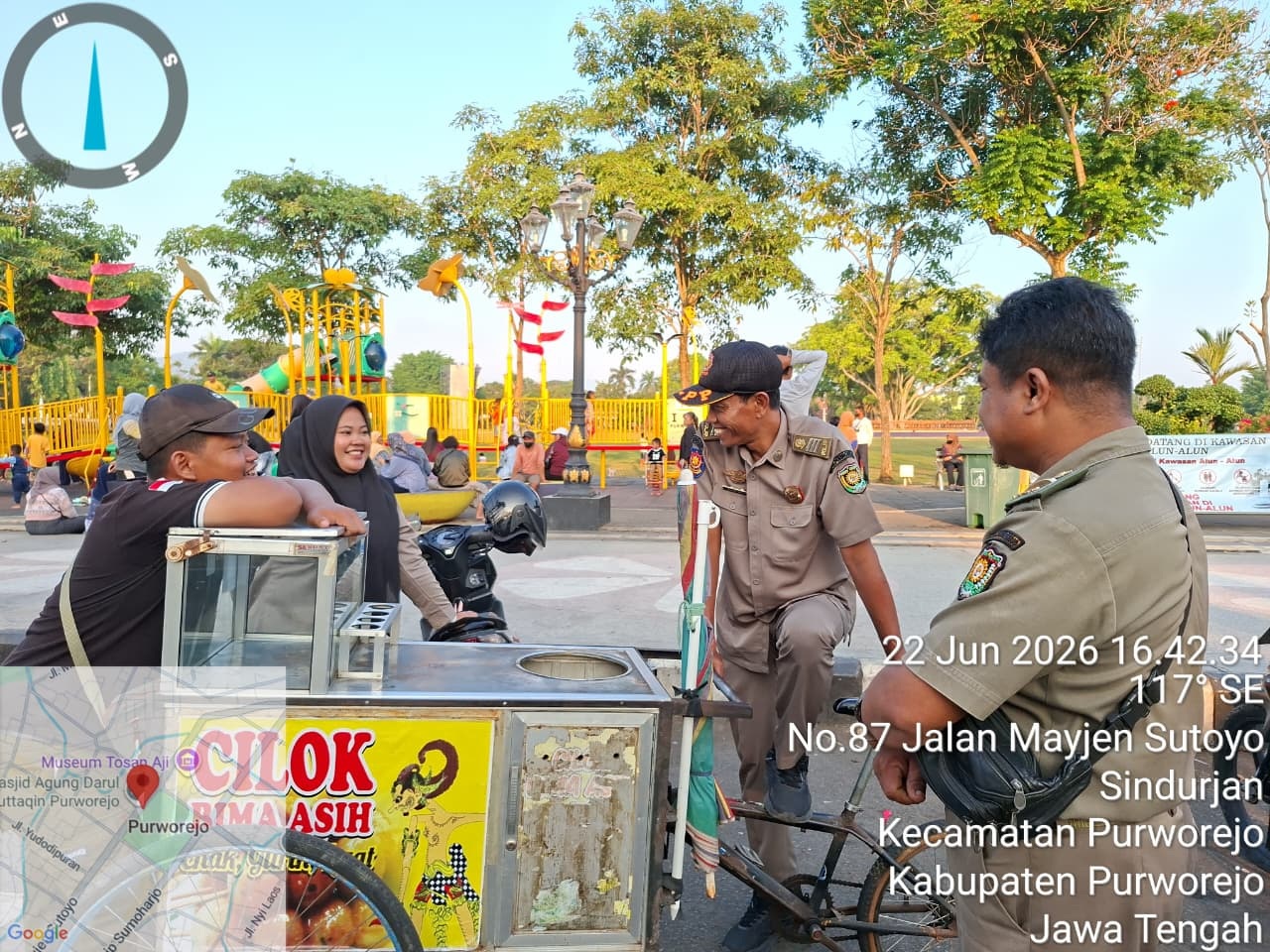 PENINDAKAN PKL DI KAWASAN ALUN-ALUN PURWOREJO OLEH SATPOL PP 